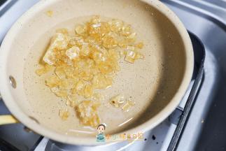 锅里加入100g冰糖+100g水