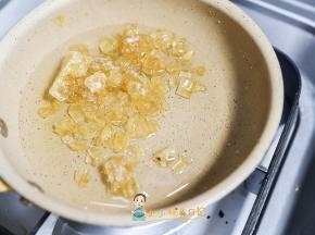 锅里加入100g冰糖+100g水