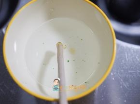 当蒸汽都没有了，用勺子蘸一下糖水放入杯子里，要是糖马上硬了就是可以了，要是还软的可以继续熬，直到糖一入冷水马上变硬邦邦就是可以了