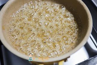 当糖水冒大泡泡可以把火关小一点，慢慢观察变化，会发现蒸汽越来越少