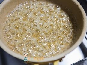 当糖水冒大泡泡可以把火关小一点，慢慢观察变化，会发现蒸汽越来越少
