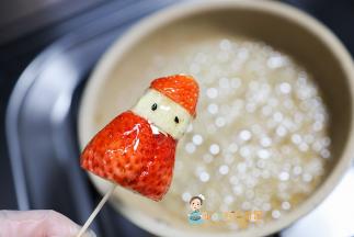 将锅斜着放一点，这样可以更好的蘸糖水，过一圈就可以了