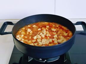 加入一小碗纯净水，轻轻翻动均匀，大火烧开。