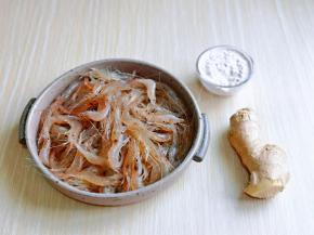 准备食材，白米虾冷水冲洗干净。