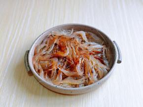 放入器具中，加入料酒，生抽搅拌均匀。