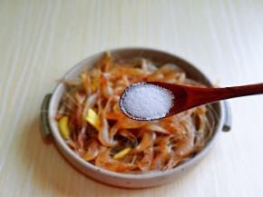 再按个人口味加入盐。