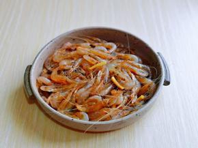 加入切好的姜丝，淋上少许食用油，搅拌均匀，腌制25分钟。