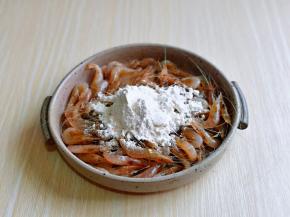 腌制好的虾会有些汤汁，将汤汁倒出，再加入面粉。