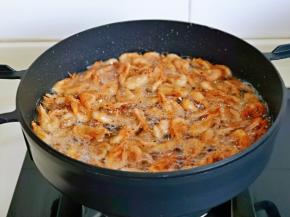 炸至金黄，盛出，待油温再次升高时，再把炸好虾倒入油锅中，复炸30秒立即捞出，这样虾的口感会更加酥脆。