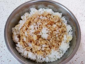 隔夜米饭中加入原味鲜酱油。