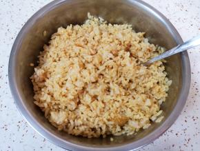 用勺子搅拌均匀静置一会儿。