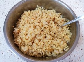 用勺子搅拌均匀静置一会儿。