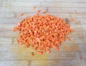 胡萝卜切成小丁。