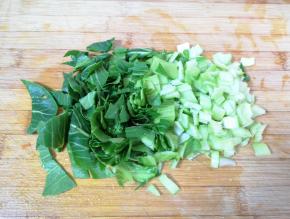 青菜切碎。