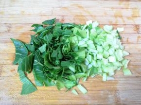 青菜切碎。