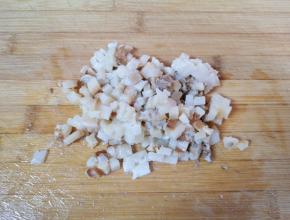 腊肉切成小丁。