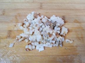 腊肉切成小丁。