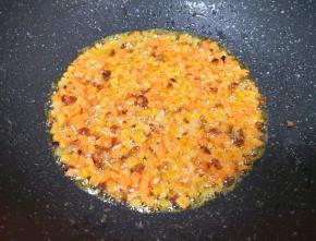 下入胡萝卜丁翻炒至香味飘出。