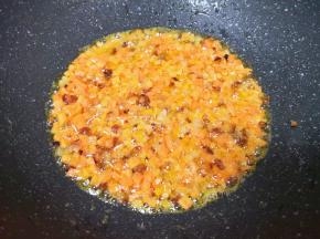 下入胡萝卜丁翻炒至香味飘出。