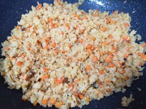 倒入用原味鲜酱油拌好的米饭翻炒均匀。