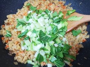 下入青菜碎。