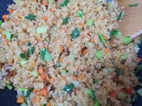 翻炒至青菜变熟关火出锅。