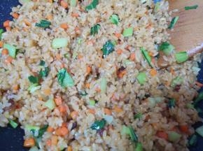 翻炒至青菜变熟关火出锅。