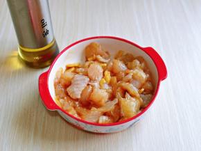 再加入切好的姜丝，淋上一勺橄榄油，抓拌均匀，腌制20分钟。