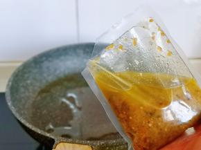 起油锅，加入椒麻调味料，量可以根据个人胃口来。