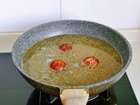 再加入适量的纯净水与洗干净的香菇。