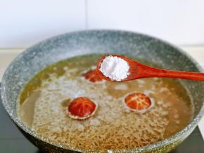 再加入一勺调味料，同样根据个人口味加入合适的量。