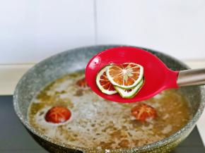 再加入柠檬片，我用的柠檬干，新鲜柠檬片也可以。