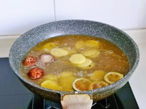 加入切好的土豆片，煮熟。(配菜可以根据喜好任意搭配)