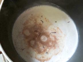 纯牛奶和融化的巧克力混合，搅拌均匀