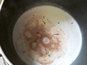 纯牛奶和融化的巧克力混合，搅拌均匀