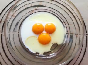 蛋黄加入纯牛奶和玉米油混合搅拌均匀
