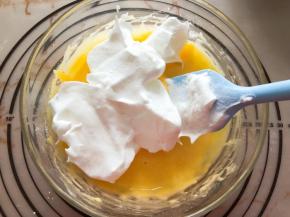 分三分之一蛋白到蛋黄糊中翻拌均匀