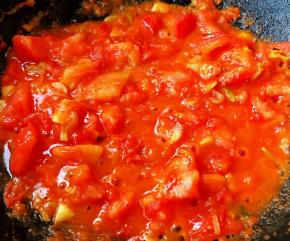 炒至西红柿出汁成粘稠状