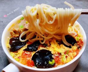 这是一碗营养丰富有内涵的鸡蛋西红柿打卤面