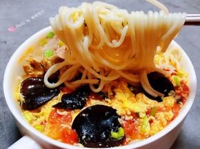 这是一碗营养丰富有内涵的鸡蛋西红柿打卤面