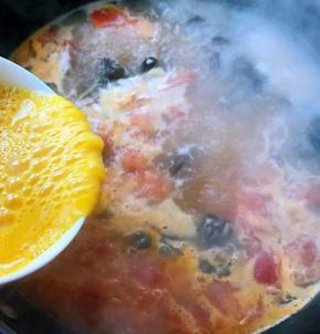 汤开放入木耳再倒入打散的蛋液搅拌均匀