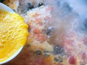 汤开放入木耳再倒入打散的蛋液搅拌均匀