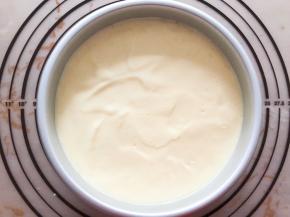 倒入6寸模具中，轻震两下震出气泡