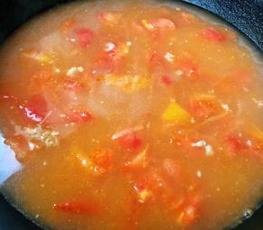 添加适量猪骨汤或清水大火烧开