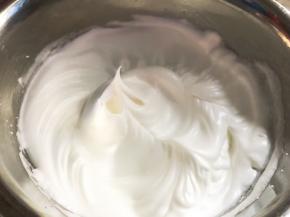 继续高速打发至拉起打蛋头，蛋白直立状态