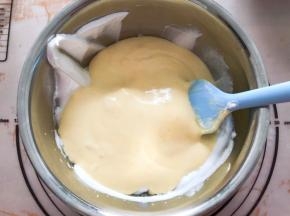 倒回蛋白盆中继续翻拌均匀