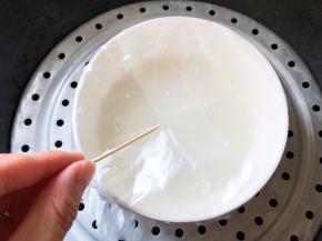 盖上保鲜膜，用牙签插几个洞，放入蒸锅中蒸20分钟