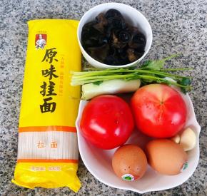 准备原材料面条、西红柿、鸡蛋、泡发好的木耳、葱、蒜、香菜