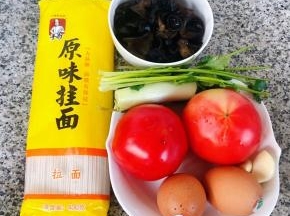 准备原材料面条、西红柿、鸡蛋、泡发好的木耳、葱、蒜、香菜