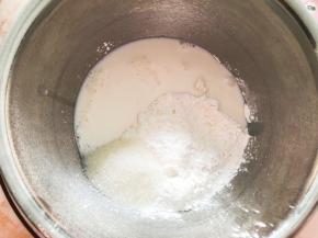 加入纯牛奶和细砂糖搅拌均匀